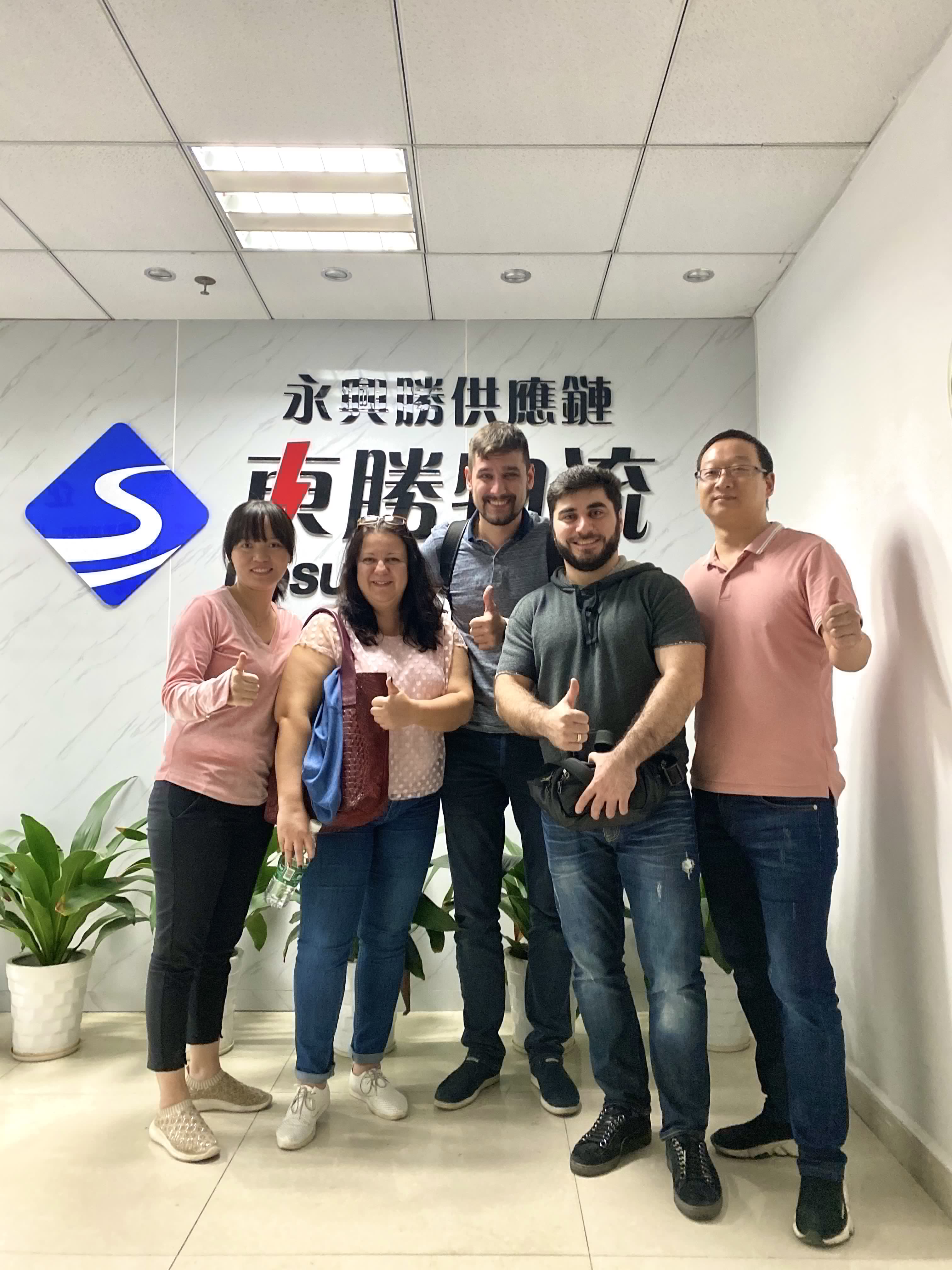 英國(guó)客戶合影留念--飛利浦藍(lán)牙耳機(jī)香港進(jìn)出口運(yùn)輸圓滿達(dá)成